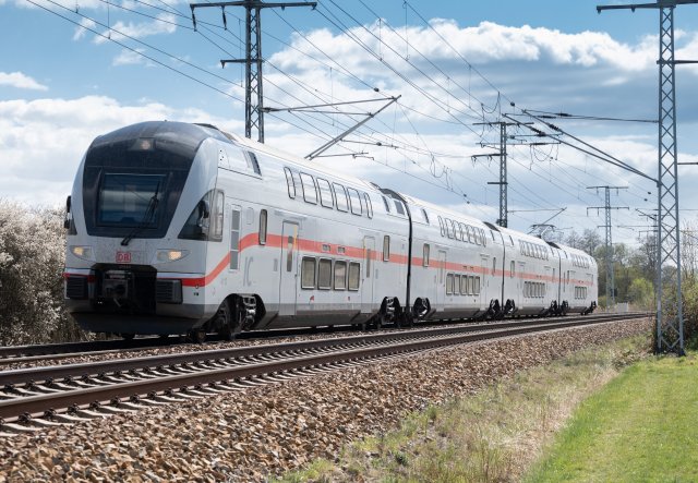 Der von Dresden über Berlin nach Rostock fahrende Intercity kann ab Dezember 2025 nicht mehr mit dem Deutschlandticket genutzt werden.