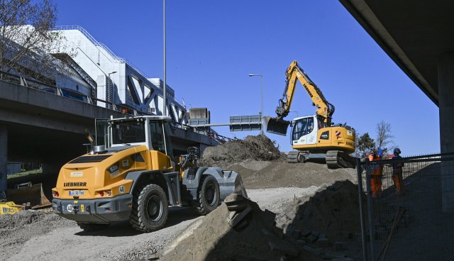 Baumaßnahmen am gesperrten Teil der A100-Autobahnbrücke am Freitag